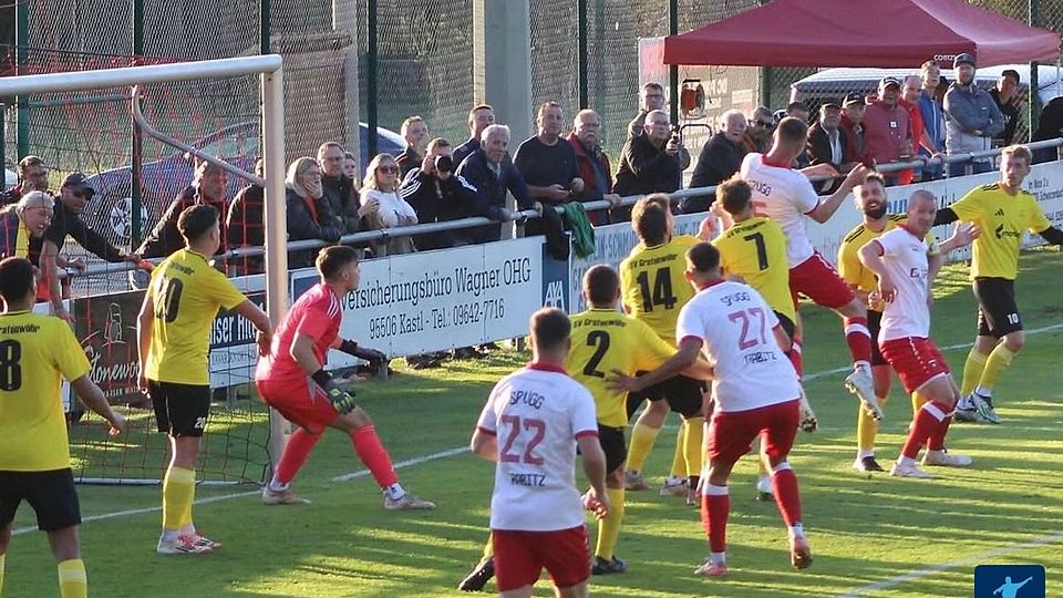 Die SpVgg Trabitz (in Weiß-Rot) und die SV Grafenwöhr (in Gelb-Schwarz) sind die beiden größten Widersacher von Primus Auerbach im Buhlen um die begehrten Ränge 1 und 2.