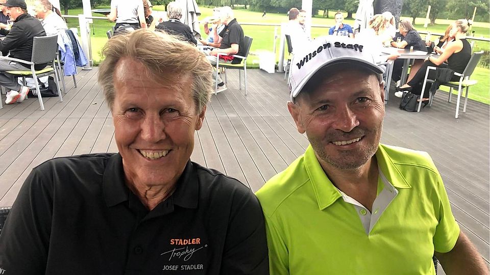 Neue sportliche Leidenschaft: Jürgen Täuber (r.) beim Golfen mit Amateur-Nationalspieler Sepp Stadler, der Anfang der 1980er-Jahre ebenfalls das Starnberger Trikot trug.