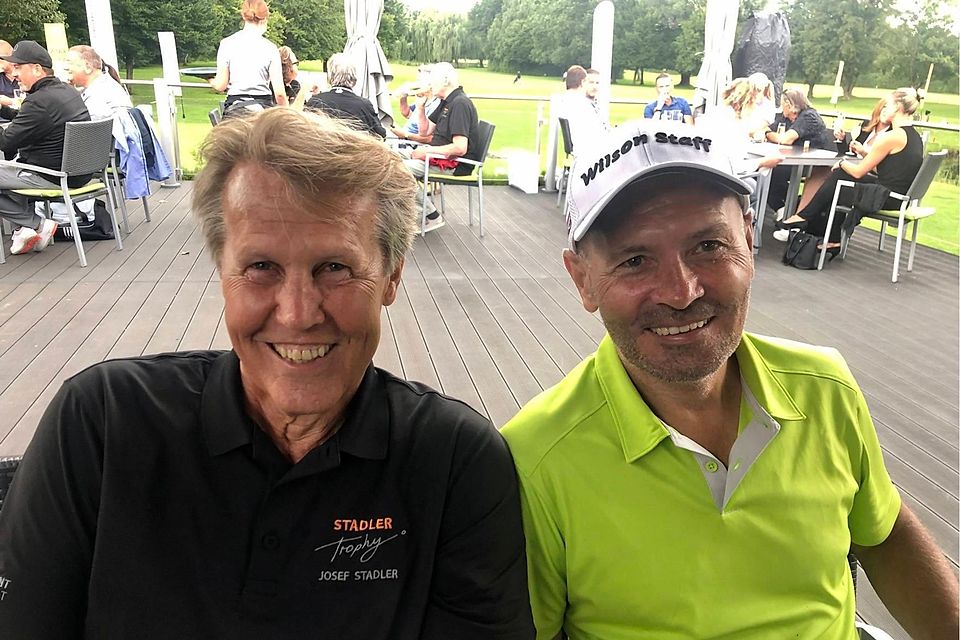 Neue sportliche Leidenschaft: Jürgen Täuber (r.) beim Golfen mit Amateur-Nationalspieler Sepp Stadler, der Anfang der 1980er-Jahre ebenfalls das Starnberger Trikot trug.