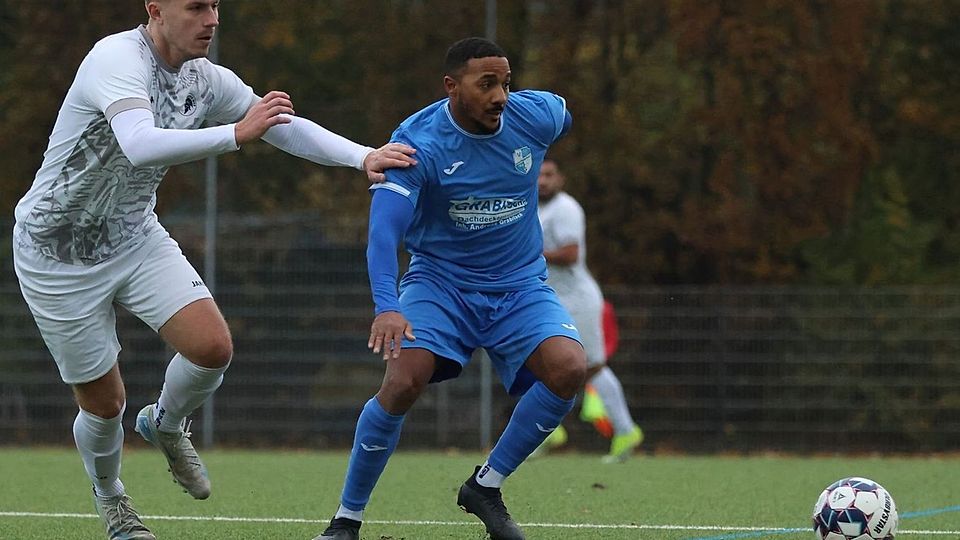 Gegen Erbenheim stand Mike de Sousa (rechts) noch auf dem Platz, nun wird er den VfB Unterliederbach in der Winterpause verlassen.