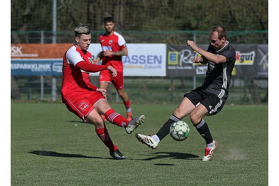 Der Wormate Tim Nagel (links) im Duell mit dem Gimbsheimer Torschützen Daniel Gawlik.	Foto: Christine Dirigo/pakalski-press