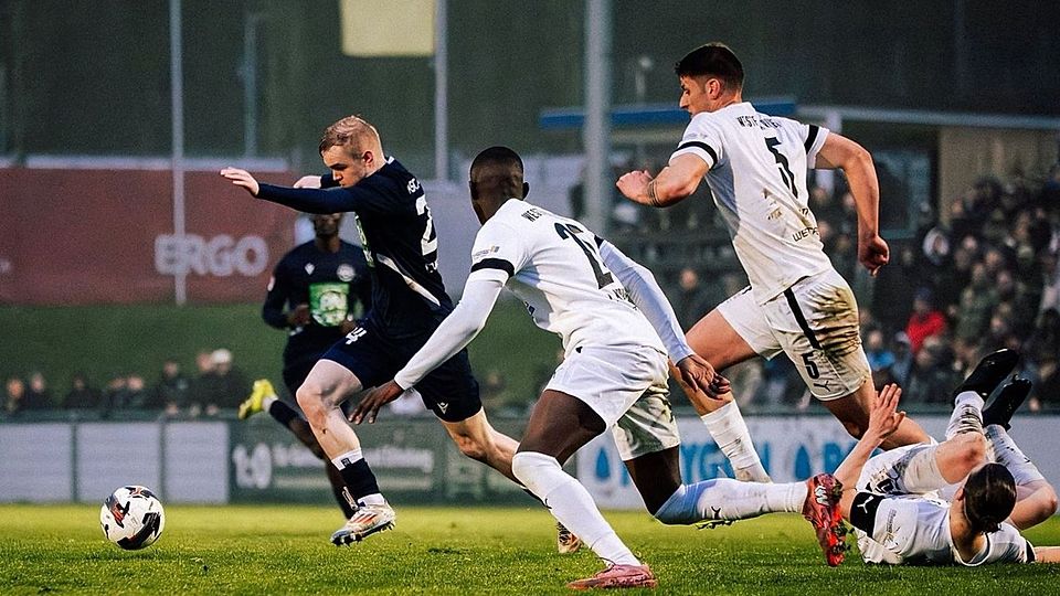 Aplerbeck (in Blau) und Rhynern sehen sich im Westfalenpokal schnell wieder.