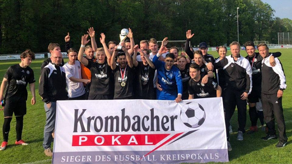 Zufriedene Sieger: Der Delbrücker SC setzte sich im Kreispokalfinale mit 2:0 gegen den SV Atteln durch.