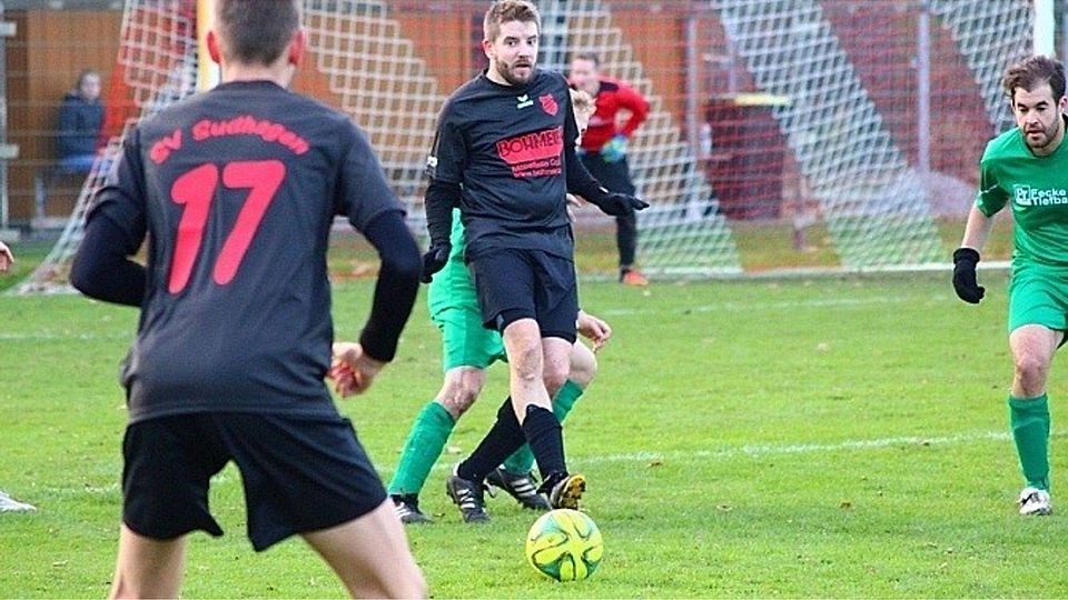 Kann künftig einen Ex-Profi anspielen: Sudhagens Spielertrainer Marcel Giovanelli (m.). F: Kara