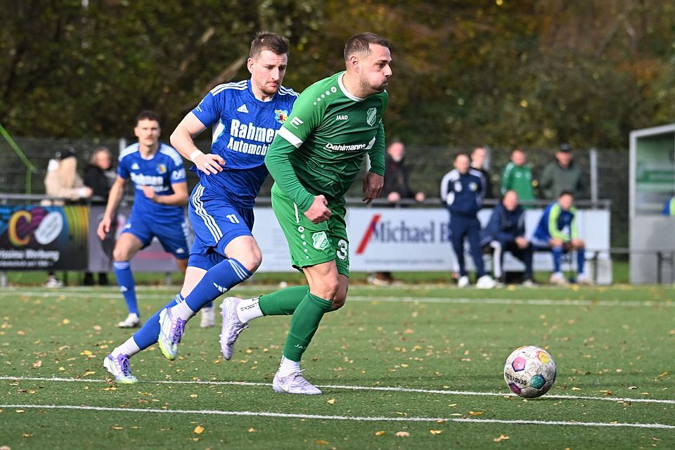 Da nutzen auch dicke Backen nichts: Uevekoven (grüne Trikots) verliert gegen Teveren, hier mit Yannik Voussen.