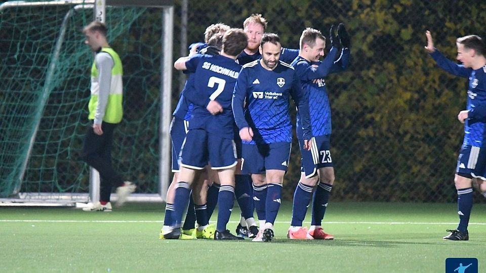 Nachdem Tim Thielen in der Nachspielzeit das 3:2 für die SG Hochwald erzielt hatte, kannte der Jubel bei den Gästen keine Grenzen mehr. 