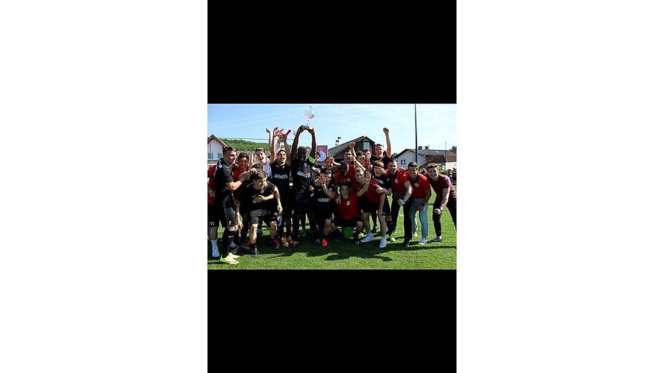 Da ist das Ding. Pokaljubel bei der A-Jugend des SVWW. Foto: Hans-Jürgen Krabler