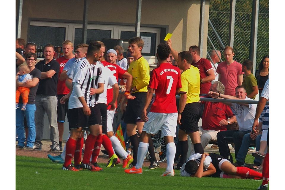 Der FC Sparta und OSC Bremerhaven könnten beim 26. Lotto-Hallenturnier erst im Viertelfinale aufeinander treffen. Foto: Volker Schmidt