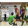 Die SpVgg Vohenstrauß holt sich den Futsal-Kreismeistertitel und fährt zusammen mit dem Vizemeister SpVgg SV Weiden II zur Bezirksmeisterschaft nach Regensburg. Unser Foto stammt aus dem Spiel um Platz 3 zwischen dem FC Weiden-Ost (grün-weiß) und dem SC Luhe-Wildenau. Foto: Dagmar Nachtigall