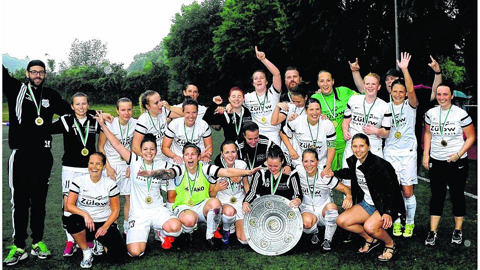 So feiern die Aufsteigerinnen, die Aufsteigerinnen feiern so: das Team der Sportfreunde Uevekoven. Foto: Martin Ratajczak