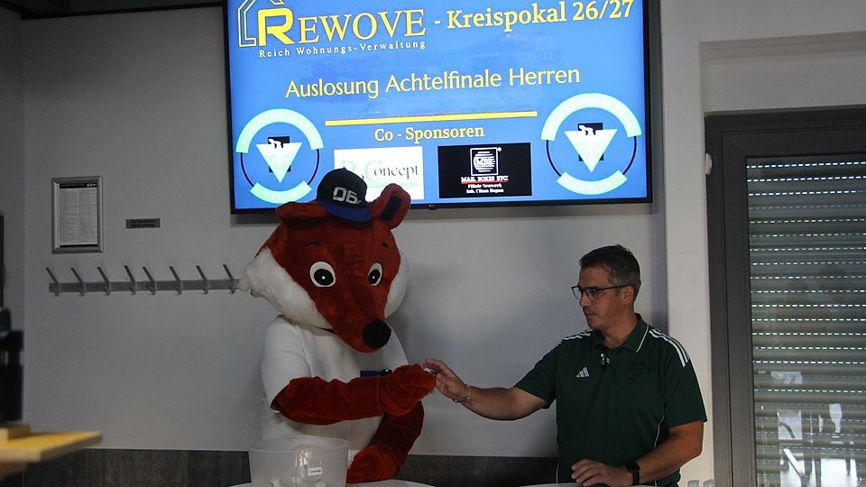 Der Kreisvorsitzende Tim Stettner und Neuwerks Maskottchen Schorsch führten die Auslosung durch.