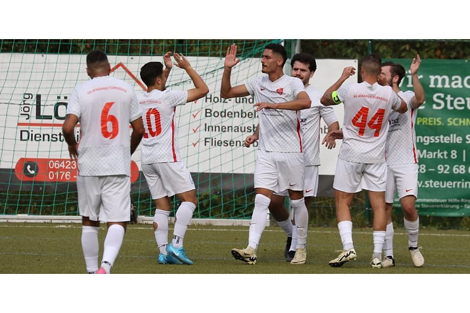 Können nicht nur über das 2:0 von Oguzhan Gökkaya jubeln: Die Spieler von Türk Ata/Türkgücü Wetzlar gewinnen ihr Gruppenliga-Spiel beim SV Bauerbach mit 3:2. © Jens Schmidt Können nicht nur über das 2:0 von Oguzhan Gökkaya jubeln: Die Spieler von Türk Ata/Türkgücü Wetzlar gewinnen ihr Gruppenliga-Spiel beim SV Bauerbach mit 3:2. © Jens Schmidt