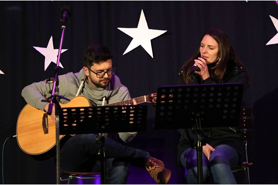 Mit Proud Mary erfreuen Julian Maisch und Melissa Metzka die Zuhörer beim musikalischen Adventskalender.