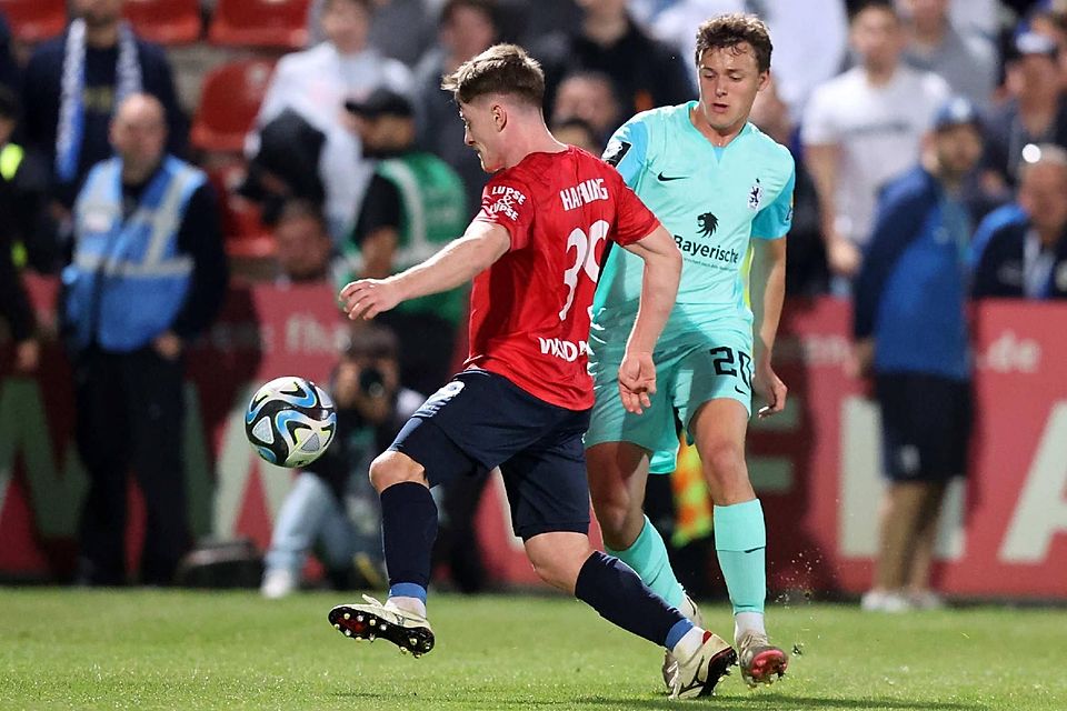 Keine Angst vor ausgebufften Profis: Der 17-jährige Lukas Reich (r.), hier im Zweikampf mit dem Unterhachinger Dennis Waldner, war trotz der 0:2-Niederlage mit seinem Drittliga-Einstand zufrieden. Keine Angst vor ausgebufften Profis: Der 17-jährige Lukas Reich (r.), hier im Zweikampf mit dem Unterhachinger Dennis Waldner, war trotz der 0:2-Niederlage mit seinem Drittliga-Einstand zufrieden.