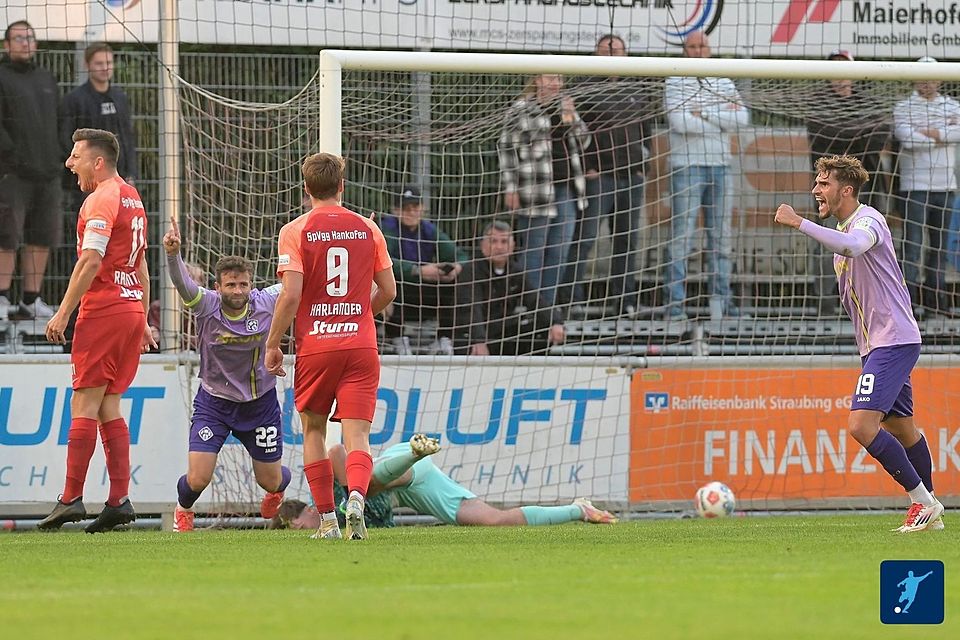 Jubel bei den Kickers: Die Würzburger setzten sich in Hankofen mit 2:0 durch. 