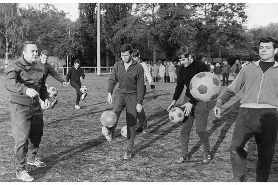 Trainingsauftakt 1968: Trainer Fritz Schollmeyer lässt jonglieren. Foto: Ronald Friese (Archiv)