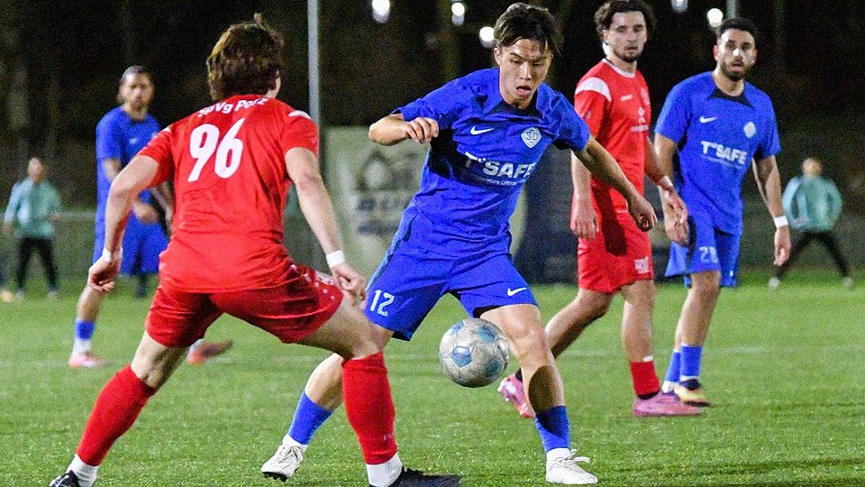 Im Kampf um den Ball: Die Sportfreunde Düren (in Blau) verlieren ein ganz wichtiges Spiel.