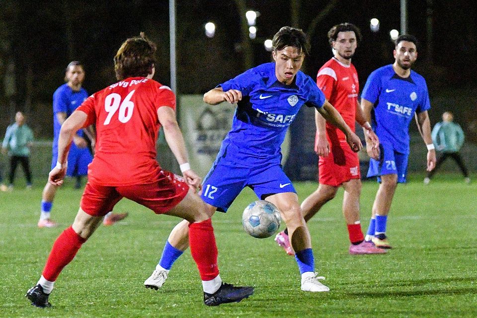 Im Kampf um den Ball: Die Sportfreunde Düren (in Blau) verlieren ein ganz wichtiges Spiel. Im Kampf um den Ball: Die Sportfreunde Düren (in Blau) verlieren ein ganz wichtiges Spiel.