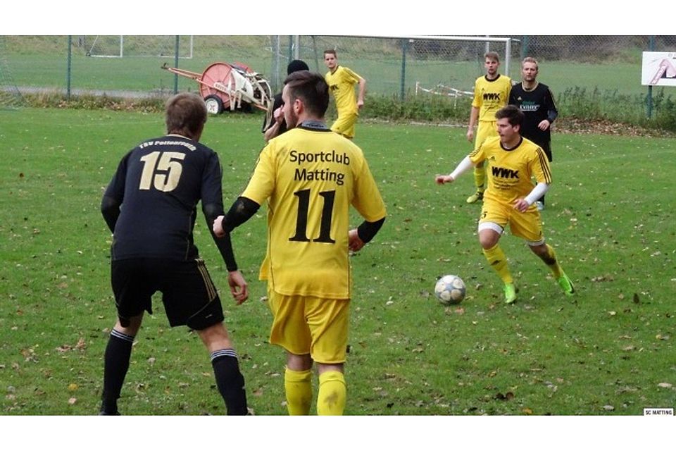 Der SC Matting (in gelb) feierte in Pettenreuth am Dienstagnachmittag einen 3:1-Auswärtssieg. F: SC Matting