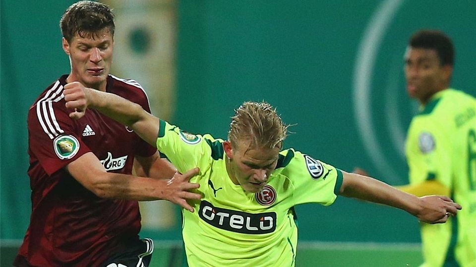 Der aus Raigering stammende Patrick Erras, links beim DFB-Pokalspiel gegen Fortuna Düsseldorf, hat beim FC Nürnberg einen neuen Vertrag unterschrieben.  Foto: Daniel Karmann/dpa