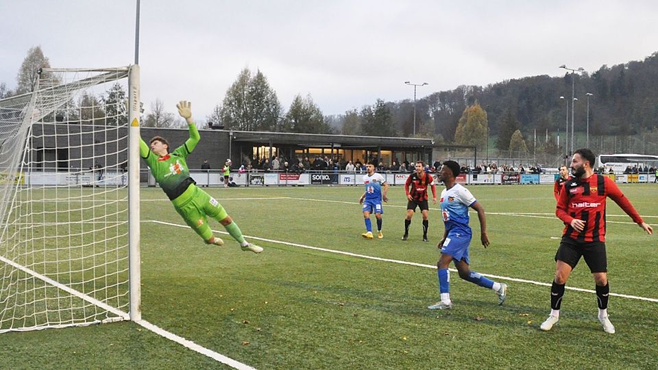 Eschens Keeper Gabriel Foser ist nach Nicolas Stettlers Traumschuss in den Torwinkel machtlos.