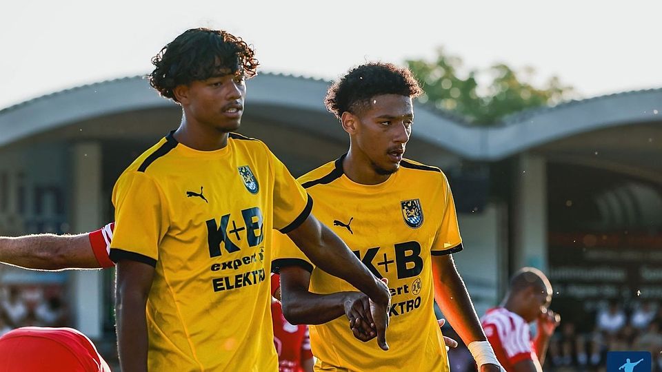 Ein echter Prüfstein für den FC Amberg: Michel Silva Pereira (links), Matthew Carswell und Konsorten dürfen sich in Hahnbach beweisen.