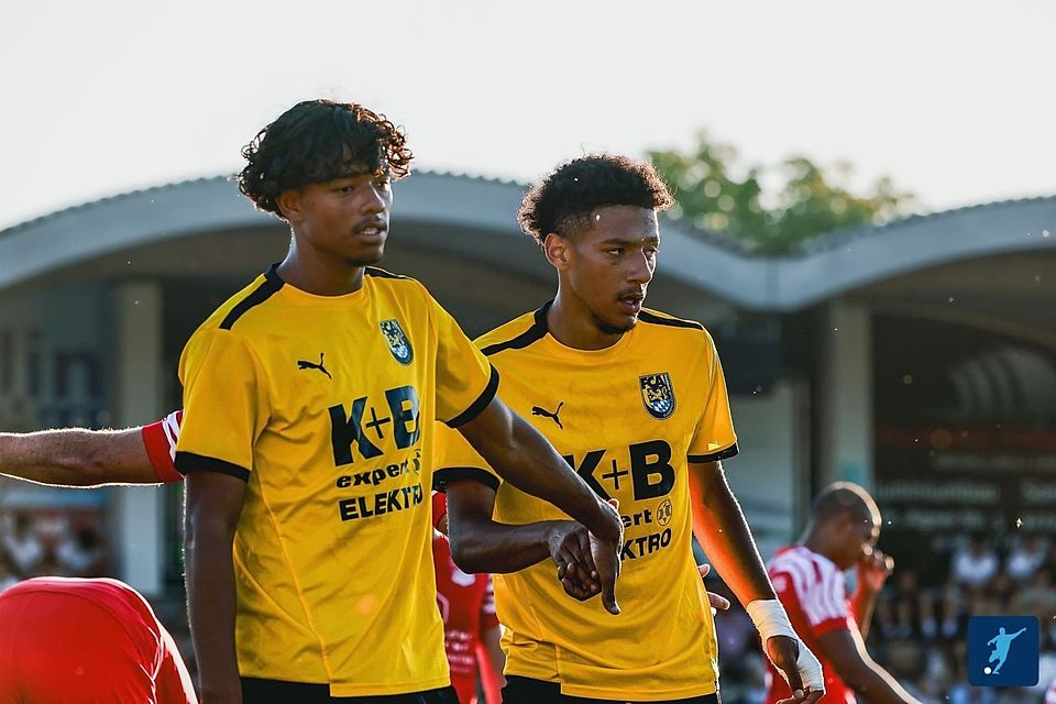 Ein echter Prüfstein für den FC Amberg: Michel Silva Pereira (links), Matthew Carswell und Konsorten dürfen sich in Hahnbach beweisen.