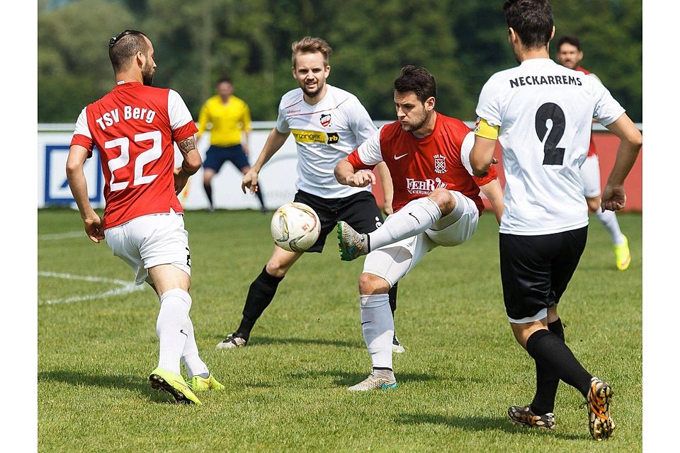 Der TSV Berg (links Silvio Battaglia, Mitte Andreas Kalteis) spielt nach dem Sieg gegen den VfB Neckarrems auch in der kommenden Saison in der Fußball-Verbandsliga. Rolf Schultes