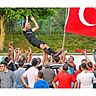 Spieler und Anhänger von Türksport Kempten feiern hier Mittelfeldspieler Emre Aydin, doch der Sieg seines Teams blieb wirkungslos.  Foto: Erwin Hafner