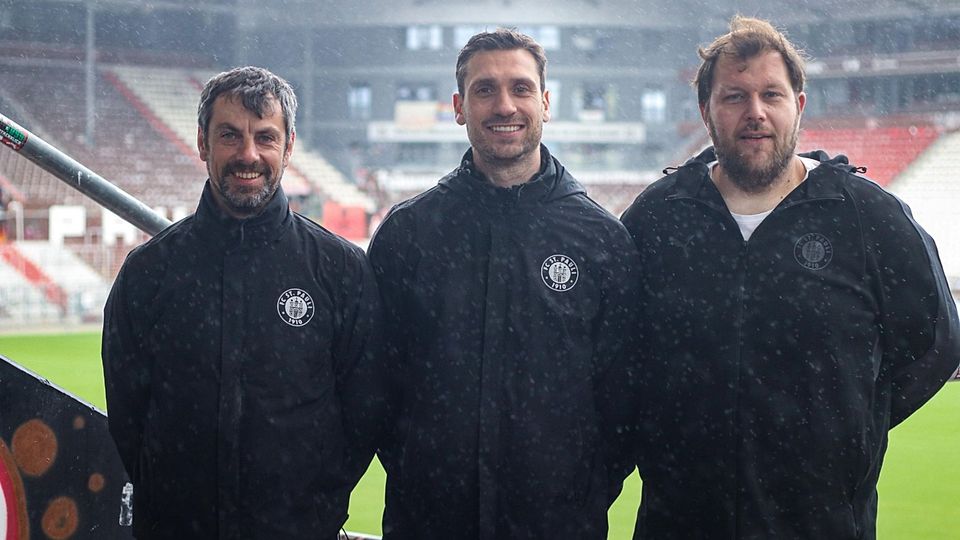 Christian Köpke, Marius Breuch und Jörn Steffen (v.l.) freuen sich über eine tolle Entwicklung beim FC St. Pauli III.