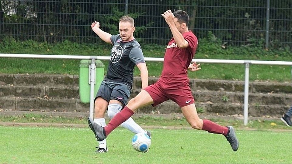 In einer packenden Begegnung kam Türk Hattersheim (rot) zum ersten Saisonsieg mit dem 3:2 über den SV Hofheim. F: Jörg Schulz