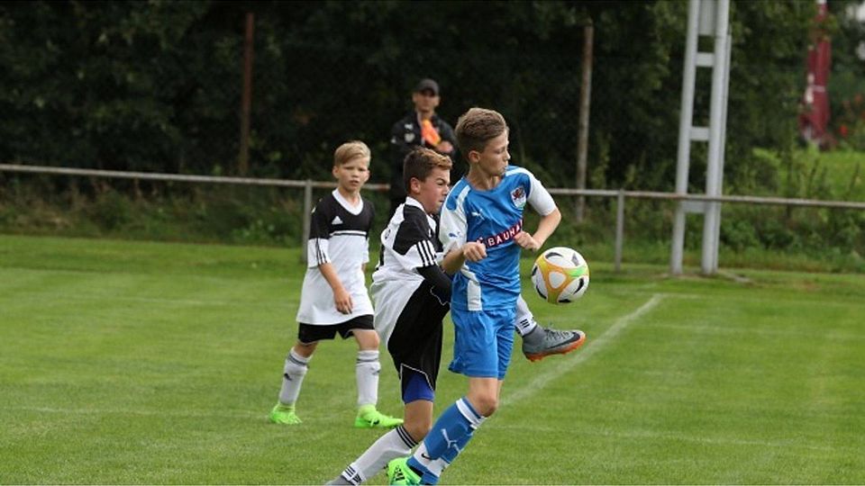Mit vollem Einsatz klärt der Alsfelder Moritz Allendorf (links) gegen den Gießener Kapitän Lorenz Schiel (aus D-Junioren Gruppenliga Alsfeld