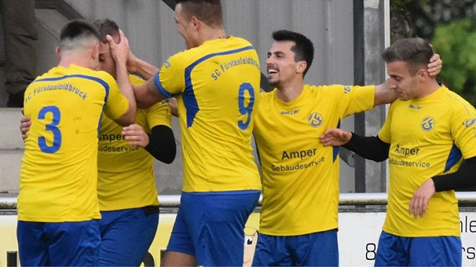 Pure Freude beim SC Fürstenfeldbruck: Luis Gröger (2. v. re.) wird nach seinem Treffer zum 2:0 gegen die SG Schönau von seinen Teamkollegen geherzt. Dieter Metzler