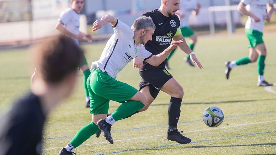 Kaum aufzuhalten: Fabio Capello (rechts) erzielte zwei Treffer beim 5:0-Heimsieg von Eintracht Bürstadt gegen den SV Lörzenbach (links Tobias Ferch).	Foto: Thorsten Gutschalk