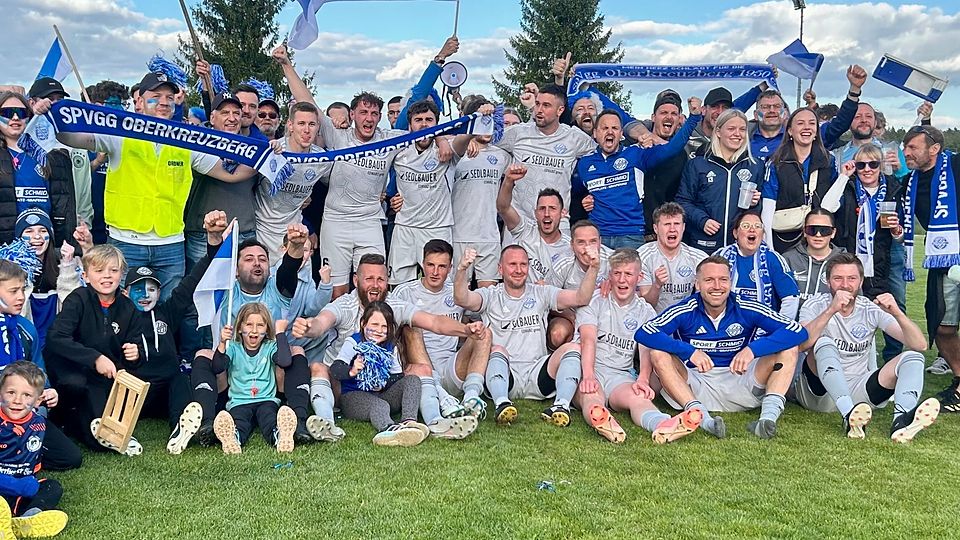 Die SpVgg Oberkreuzberg feiert schonmal! Der Sieg in Runde 2 über Neukirchen vorm Wald war Gold wert!