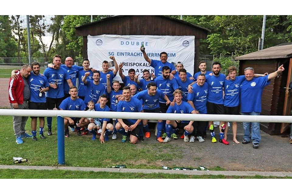 Treffpunkt Meisterbude: Nach dem Gewinn des Kreispokals bejubeln die Kicker der SG Eintracht Herrnsheim auch die Meisterschaft
