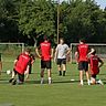 Eine Situation, die ihm gefallen dürfte: Wormatia-Trainer Artur Lemm (graues T-Shirt) hat bei der Besetzung seiner Abwehrreihe künftig eine große Spielerauswahl. Rechts: Co-Trainer Serdar Parlak. 	Foto: Christine Dirigo/pakalski-press