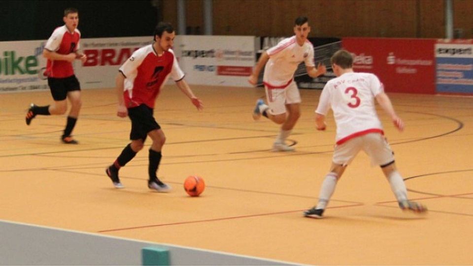 Die am Ende unterlegene JFG Befreiungshalle hatte in der Vorrunde mit der SG Painten (hier in Rot gegen ASV Cham) einen hartnäckigen Gegner.  Fotos: Roloff