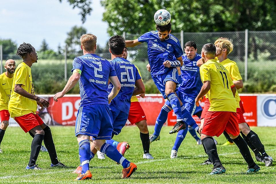 Angekommen in der Landesliga: Lich-Steinstraß (in blau hier im Spiel gegen Euskirchen) siegt gegen den KBC mit 4:0.