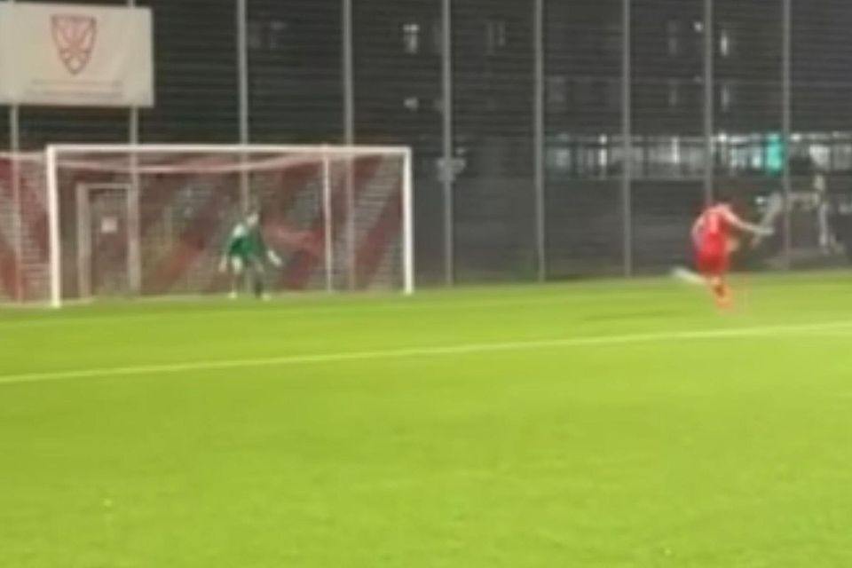 Der Ball muss nur reingehen, dann steht Oberföhring in der nächsten Runde des Münchner Kreispokals.