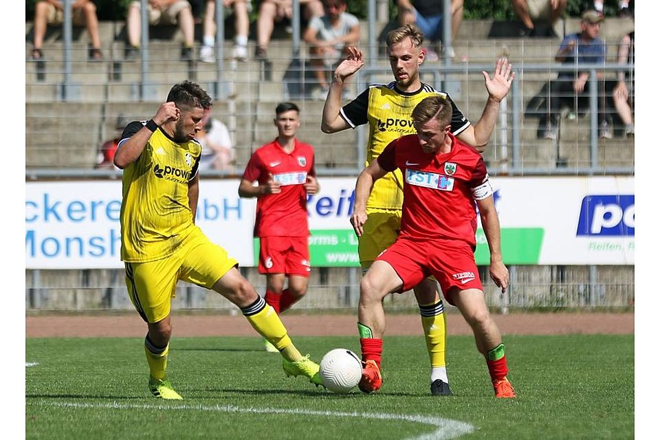 Scheut keine Verantwortung: Lennart Grimmer (rotes Trikot) möchte Wormatia in die Regionalliga führen.