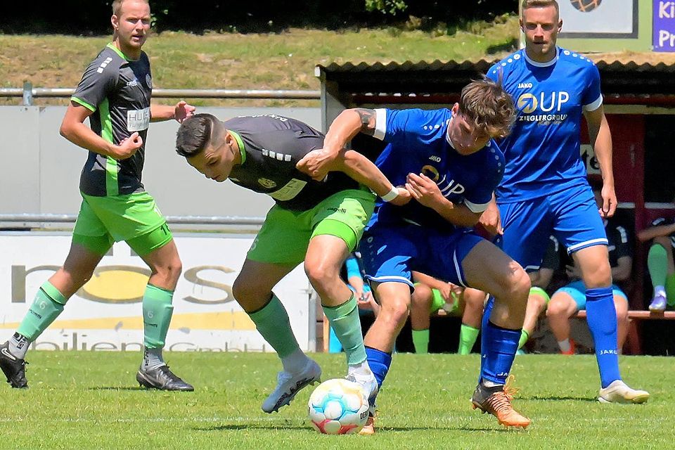 Ohne Gegentor marschierte die SpVgg SV Weiden (in Blau, hier gegen Gebenbach) durch den Turniertag.