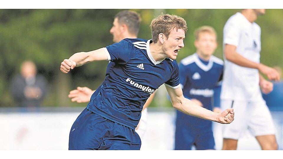  Karl-Philip Dübel im Torrausch: Der Linksverteidiger vom FC Burgsolms knipst in dieser Saison weiter, so auch gegen den FSV Schröck. (© Jens Kaliske) 
