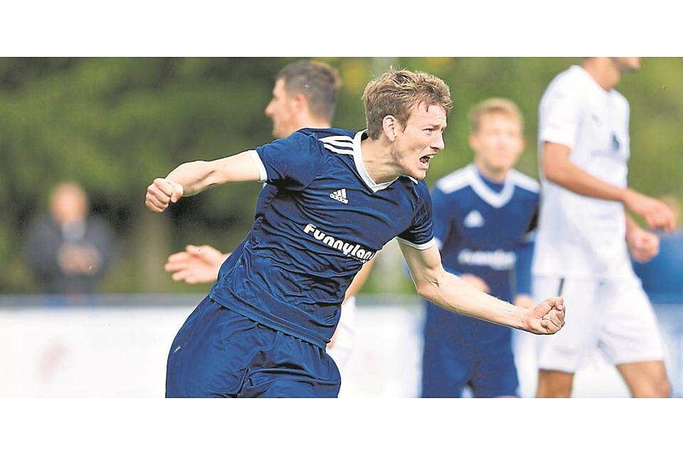  Karl-Philip Dübel im Torrausch: Der Linksverteidiger vom FC Burgsolms knipst in dieser Saison weiter, so auch gegen den FSV Schröck. (© Jens Kaliske) 