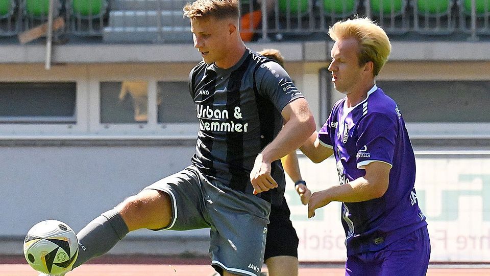 Christoph Fenninger (links) und die SpVgg SV Weiden prallen auf eine bisher unbekannte Mannschaft.