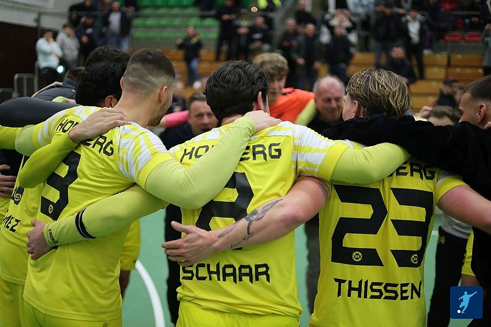 Im Mannschaftskreis nach dem Anpfiff ließ man das Turnier erstmals Revue passieren.