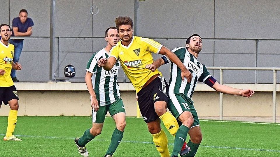 Der eingewechselte Maximilian Knödler (Mitte) hatte die größte Torchance zur Vorentscheidung, ließ diese    aber im zweiten Durchgang aus. Rechts: der Köngener Kapitän Rafael Horeth. Foto: Günther Bergmann