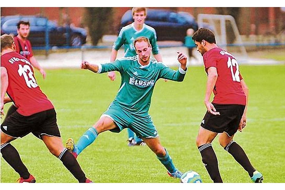 Die Spieler des Kreisligisten SV Molbergen (rote Trikots) verloren am Donnerstag ihr Gruppenspiel gegen den Gastgeber SV Höltinghausen (grüne Trikots) 0:1. Björn Lichtfuß