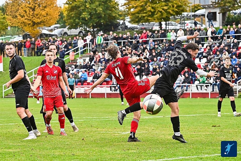 Tolle Kulisse: Im Spitzenspiel der Kreisliga Passau trennten sich Salzweg (in rot) und Karpfham mit 1:1.