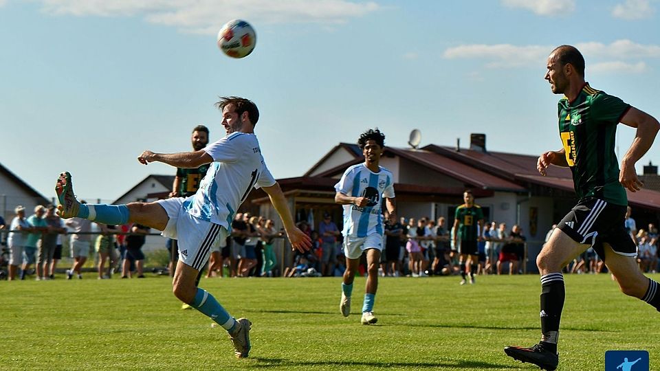 Vier Spiele, 12 Punkte, dem TSV Kümmersbruck (helles Trikot) gelingt ein Traumstart in die neue Spielzeit.